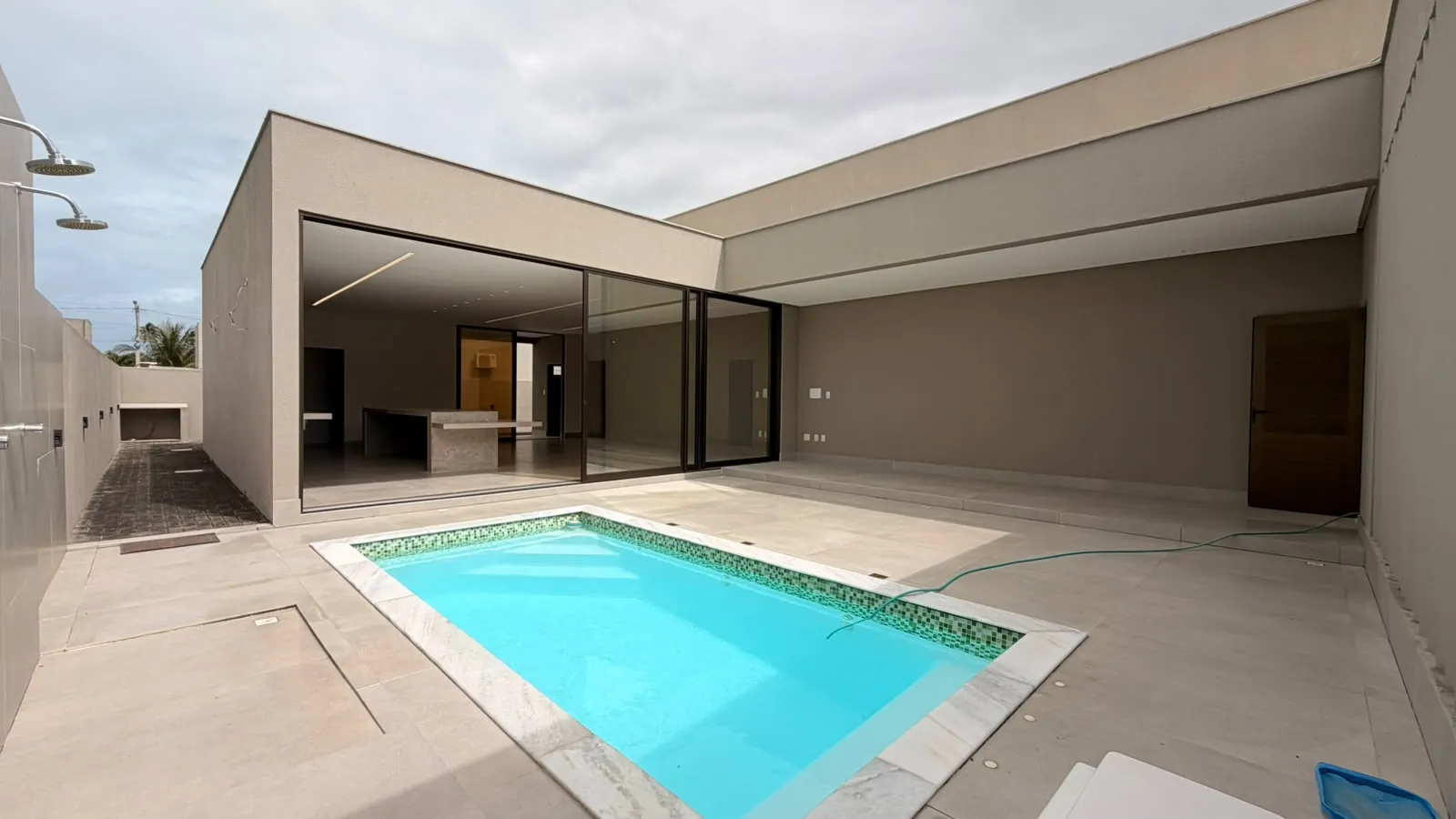 Área gourmet com piscina e deck