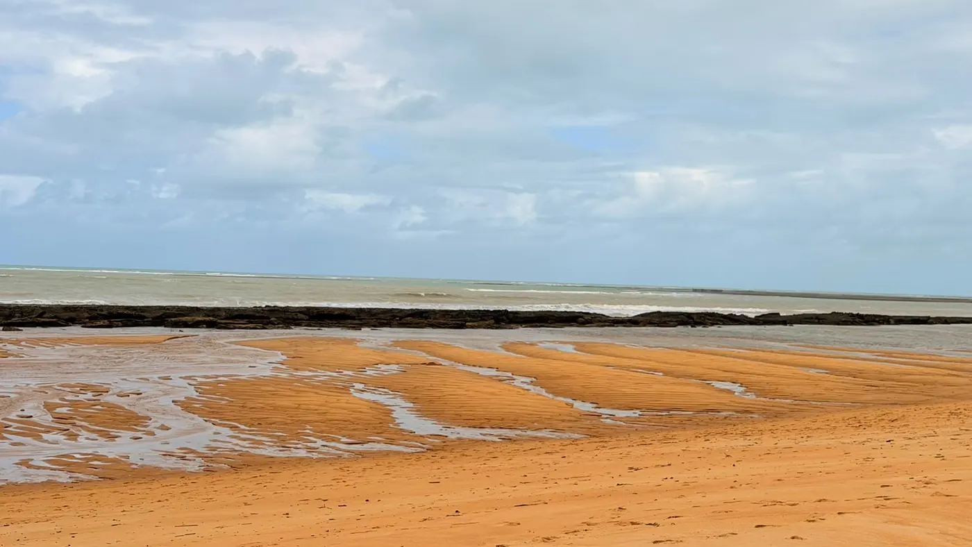 Piscinas naturais na maré baixa